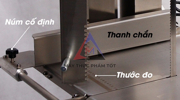 Thanh chắn và thước đo để dễ dàng cắt thực phẩm